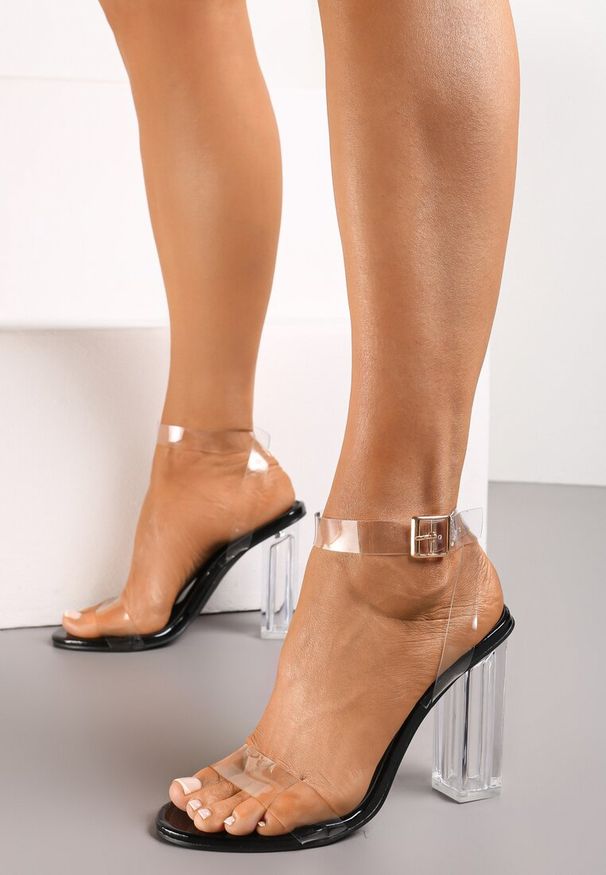 Renee - Czarne Transparentne Sandały na Słupku z Przeźroczystymi Paskami i Klamrą Eleriva. Zapięcie: klamry. Kolor: czarny. Materiał: materiał. Obcas: na słupku