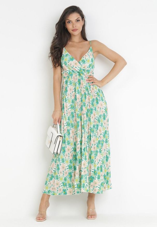 Born2be - Zielona Plisowana Sukienka Maxi na Cienkich Regulowanych Ramiączkach Iazza. Kolor: zielony. Długość rękawa: na ramiączkach. Wzór: nadruk, aplikacja, kwiaty. Długość: maxi