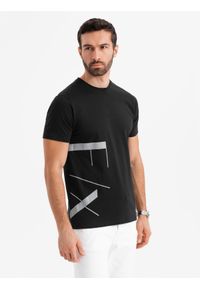 Ombre Clothing - Męska koszulka z bawełnianego jerseyu z dużym bocznym napisem – czarna V1 - Rozmiar: XL. Okazja: na co dzień. Kolor: czarny. Materiał: jersey, bawełna. Wzór: napisy. Styl: klasyczny, sportowy, casual