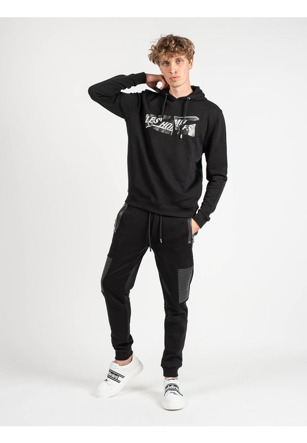 Les Hommes Bluza | LLH451-758P | Hooded Sweater | Mężczyzna | Czarny. Okazja: na co dzień. Typ kołnierza: kaptur. Kolor: czarny. Materiał: bawełna. Wzór: nadruk. Styl: casual
