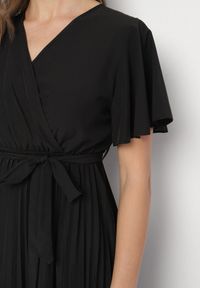 Born2be - Czarna Sukienka Plisowana z Dekoltem w V z Paskiem w Talii Zolseki. Okazja: na co dzień. Kolor: czarny. Styl: casual, klasyczny #7