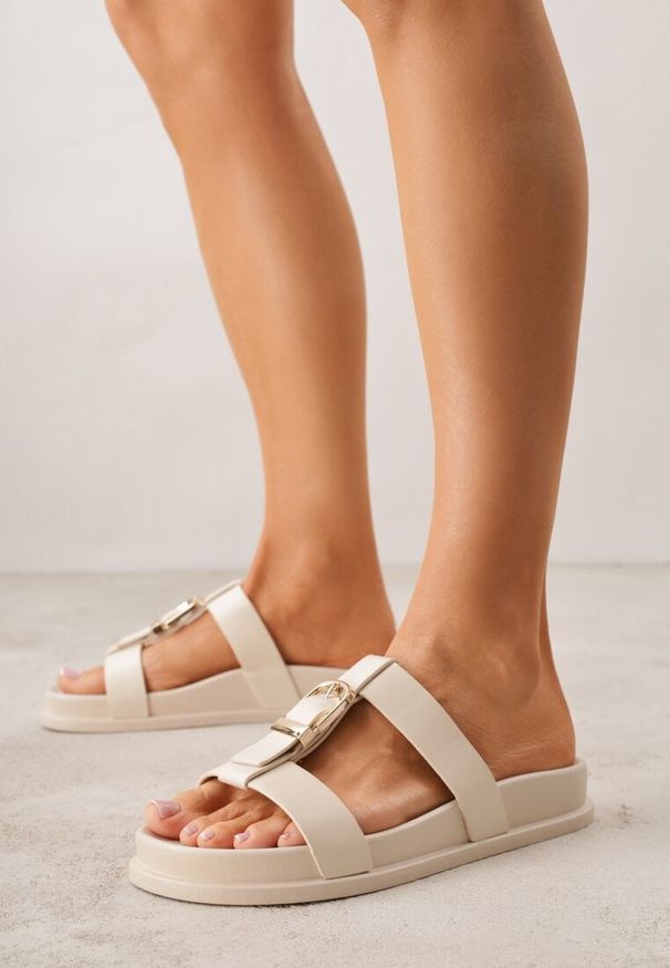 Renee - Beżowe Klapki Ozdobione Paskiem z Metaliczną Klamrą Kellyss. Okazja: na spacer, na co dzień. Kolor: beżowy. Materiał: jeans. Wzór: aplikacja. Sezon: wiosna. Styl: casual