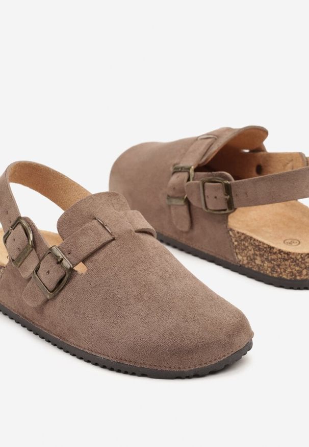 Born2be - Ciemnobeżowe Sandały Chodaki z Klamerką i Paskiem na Pięcie Norilsa. Okazja: na co dzień. Kolor: beżowy. Materiał: jeans. Obcas: na obcasie. Styl: casual. Wysokość obcasa: niski