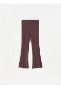 Reserved - Legginsy flare - mahoniowy. Kolor: brązowy. Materiał: bawełna, dzianina #1
