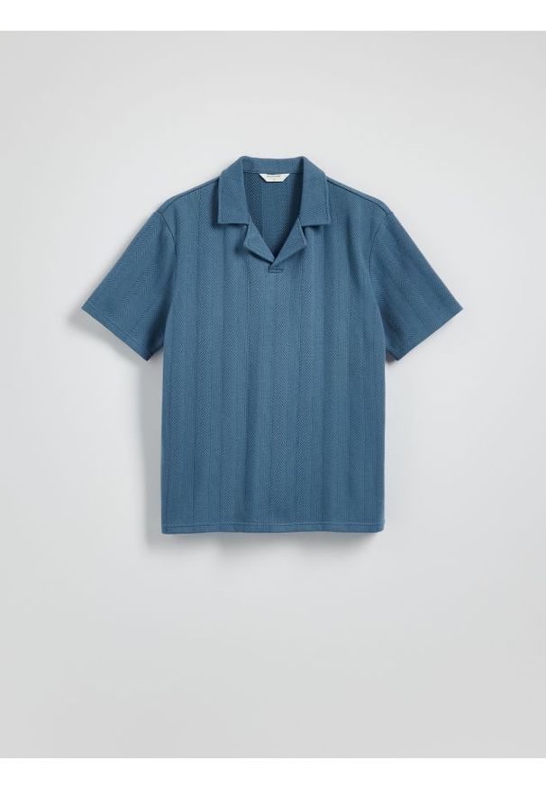 Reserved - Strukturalne polo comfort fit - granatowy. Typ kołnierza: polo. Kolor: niebieski. Materiał: bawełna, dzianina