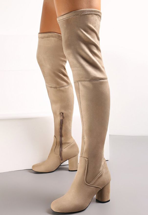 Born2be - Beżowe Kozaki Brace Yourself. Nosek buta: okrągły. Zapięcie: zamek. Kolor: beżowy. Szerokość cholewki: normalna. Wzór: gładki. Wysokość cholewki: za kolano. Materiał: dzianina. Obcas: na słupku. Styl: klasyczny