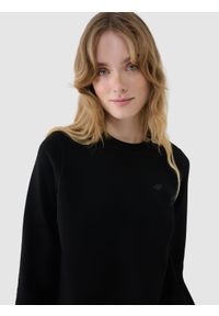 4f - 4F Bluza dresowa nierozpinana bez kaptura damska - czarna S. Okazja: na co dzień. Typ kołnierza: bez kaptura. Kolor: czarny. Materiał: dresówka. Wzór: ze splotem, gładki. Styl: sportowy, klasyczny, casual #2