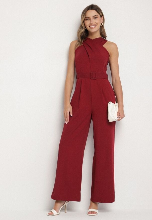 Born2be - Bordowy Taliowany Kombinezon Ozdobiony Paskiem Dollivia. Okazja: na co dzień. Kolor: czerwony. Wzór: aplikacja. Styl: casual, elegancki
