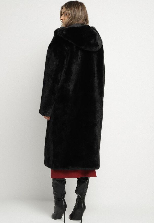 Born2be - Czarny Płaszcz Pluszowy z Kapturem Zereta. Okazja: na co dzień, na imprezę. Typ kołnierza: kaptur. Kolor: czarny. Materiał: jeans. Długość rękawa: długi rękaw. Długość: długie. Sezon: wiosna, jesień. Styl: casual, elegancki