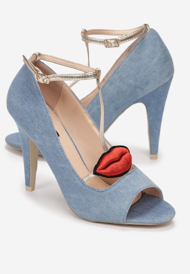 Born2be - Jasnoniebieskie Sandały Red Lips. Nosek buta: otwarty. Zapięcie: pasek. Kolor: niebieski. Materiał: denim, materiał. Wzór: gładki, aplikacja. Obcas: na obcasie. Wysokość obcasa: średni