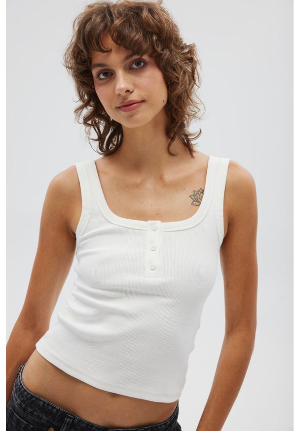 Marsala - Top na ramiączkach z guzikami w kolorze CREAM - GLOWIN-M. Materiał: prążkowany, bawełna, jeans, elastan. Długość rękawa: na ramiączkach. Styl: klasyczny, elegancki