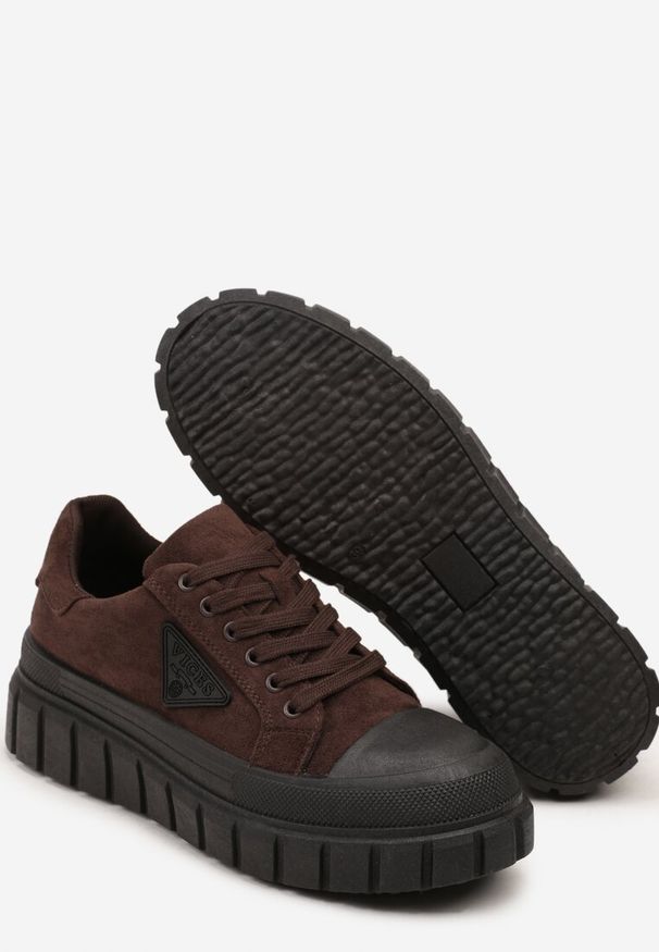 Renee - Brązowe Sneakersy Vices na Platformie z Ozdobą i Napisem Leawen. Okazja: na co dzień. Kolor: brązowy. Materiał: jeans. Wzór: aplikacja, napisy. Obcas: na platformie