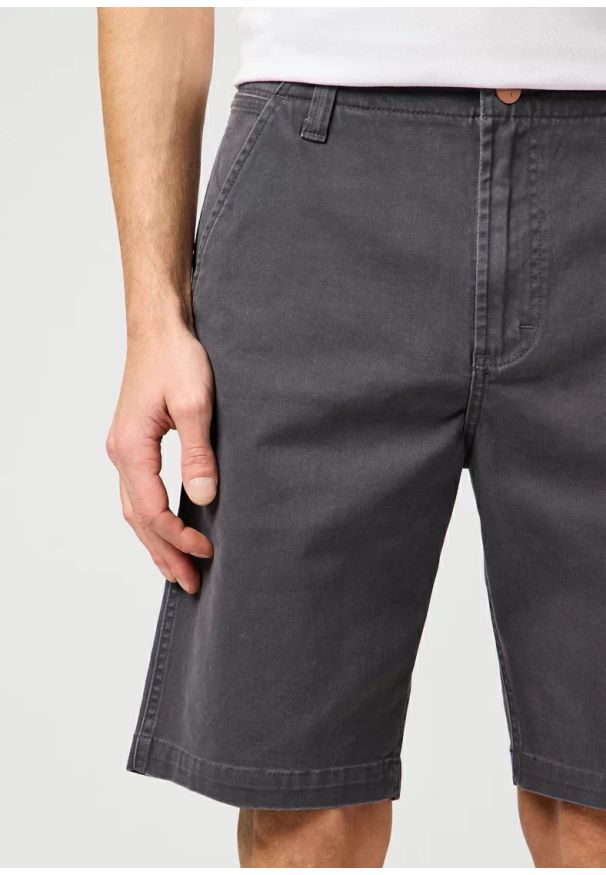 Wrangler - MESKIE SPODENKI WRANGLER CJ CHINO SHORTS FADED BLACK 112362922. Okazja: na spacer, na co dzień. Materiał: elastan, skóra, bawełna, materiał, jeans. Długość: do kolan. Sezon: lato. Styl: elegancki, casual, klasyczny