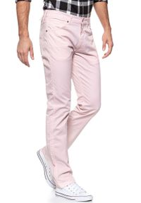 Wrangler - WRANGLER SPODNIE MĘSKIE GREENSBORO PEPPA PINK W15QMM20A. Materiał: materiał