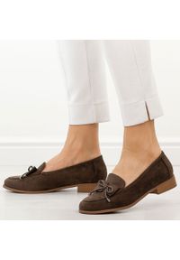 D.Brązowe półbuty damskie M.Daszyński 25113-2. Okazja: na co dzień. Kolor: brązowy. Szerokość cholewki: normalna. Wzór: aplikacja. Materiał: zamsz. Sezon: wiosna, jesień. Obcas: na obcasie. Styl: casual, elegancki, klasyczny, wizytowy. Wysokość obcasa: niski #1