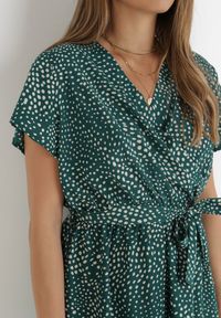 Born2be - Zielona Sukienka Kepherine. Kolor: zielony. Materiał: tkanina, materiał. Wzór: kropki. Typ sukienki: kopertowe. Długość: mini #3