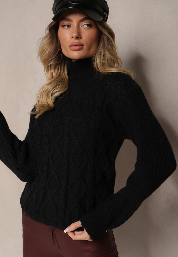 Renee - Czarny Golf z Wełną ze Ściągaczem i Ozdobnym Splotem Miarenn. Okazja: na co dzień. Typ kołnierza: golf. Kolor: czarny. Materiał: wełna. Długość rękawa: długi rękaw. Długość: długie. Wzór: ze splotem. Styl: klasyczny, casual