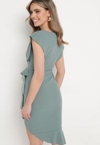 Born2be - Miętowa Sukienka o Kopertowym Kroju z Falbankami i Trójkątnym Dekoltem Tanilla. Okazja: do pracy, na randkę. Typ kołnierza: kołnierz z falbankami. Kolor: miętowy. Typ sukienki: kopertowe. Styl: elegancki #4