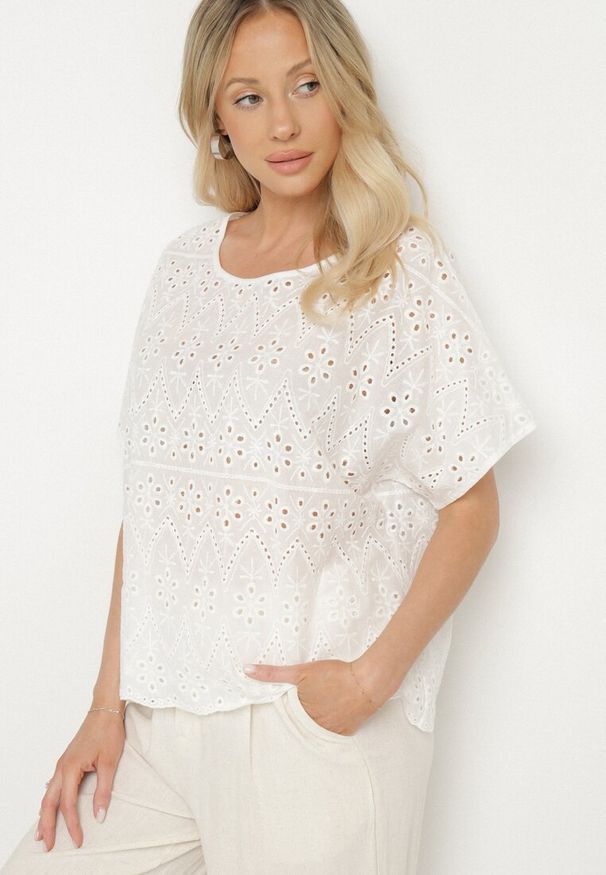 Born2be - Biała Ażurowa Bluzka z Bawełny Volleira. Okazja: na co dzień. Kolor: biały. Materiał: bawełna. Wzór: ażurowy. Styl: elegancki, casual