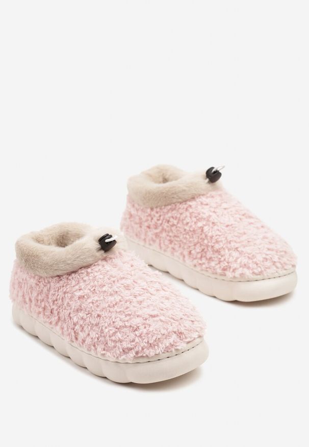 Born2be - Różowe Kapcie Vices Futrzane ze Ściągaczem w Cholewce Zolavia. Okazja: na co dzień. Kolor: różowy. Materiał: futro. Szerokość cholewki: normalna. Styl: casual