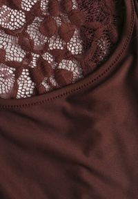 Renee - Brązowa Elegancka Sukienka z Koronki z Odkrytymi Plecami Lilafera. Okazja: na co dzień. Typ kołnierza: dekolt na plecach. Kolor: brązowy. Materiał: koronka. Długość rękawa: na ramiączkach. Wzór: koronka. Styl: elegancki #5