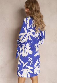Renee - Granatowa Kopertowa Sukienka w Kwiaty z Wiązaniem Madeleina. Kolor: niebieski. Wzór: kwiaty. Sezon: lato. Typ sukienki: kopertowe #4