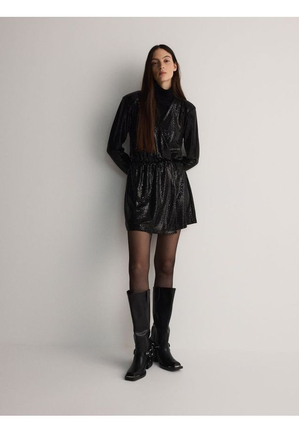 Reserved - Kombinezon z cekinami - czarny. Kolor: czarny. Materiał: tkanina. Typ sukienki: proste
