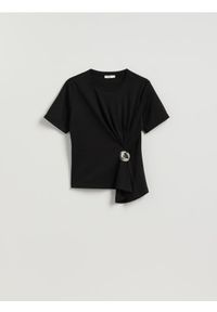 Reserved - T-shirt z ozdobnym detalem - czarny. Kolor: czarny. Materiał: bawełna