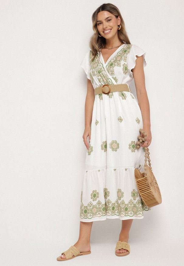 Born2be - Biało-Zielona Wiskozowa Sukienka z Paskiem w Ornamentny Wzór Nilorine. Okazja: na co dzień, na spacer. Kolor: zielony. Materiał: wiskoza. Typ sukienki: kopertowe. Styl: klasyczny, casual, elegancki