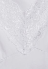Renee - Biały Top Bawełniany z Ozdobną Koronką Kamlyn. Kolor: biały. Materiał: bawełna, koronka. Wzór: koronka #2