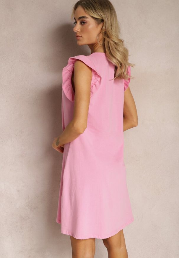 Renee - Jasnoróżowa Trapezowa Sukienka z Elastycznej Bawełny z Falbankami Przy Ramionach Aleradia. Typ kołnierza: kołnierz z falbankami. Kolor: różowy. Materiał: bawełna. Długość rękawa: krótki rękaw. Wzór: aplikacja. Sezon: lato. Typ sukienki: trapezowe. Długość: mini