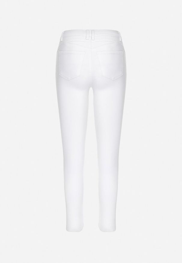 Born2be - Białe Jeansy Skinny z Regularnym Stanem Ingas. Kolor: biały. Długość: krótkie. Wzór: gładki