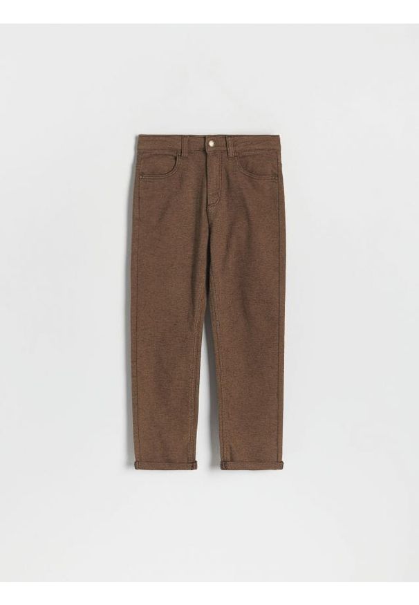 Reserved - Strukturalne spodnie regular - ciemnobrązowy. Kolor: brązowy. Materiał: tkanina, bawełna