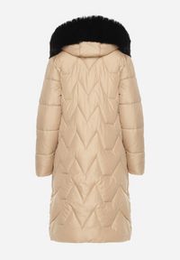 Born2be - Beżowa Pikowana Kurtka o Długim Kroju z Kapturem Kieszeniami i Odpinanym Futerkiem Liliraeth. Okazja: na spacer, na co dzień. Typ kołnierza: kaptur. Kolor: beżowy. Materiał: futro. Długość rękawa: długi rękaw. Długość: długie. Wzór: aplikacja. Styl: casual, elegancki #3