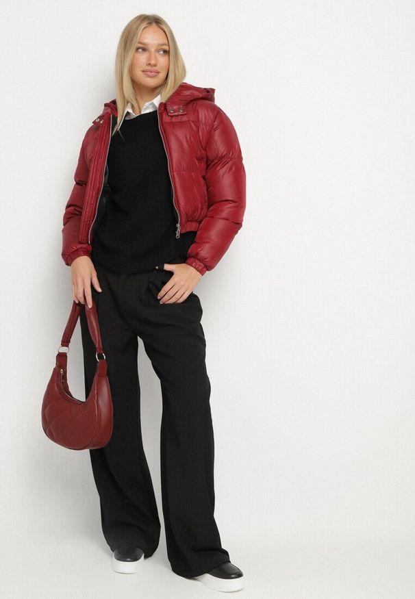 Born2be - Bordowa Kurtka Pikowana o Krótkim Fasonie z Kapturem Tinthella. Okazja: na co dzień, na spacer. Typ kołnierza: kaptur. Kolor: czerwony. Materiał: jeans. Długość: krótkie. Wzór: aplikacja. Styl: elegancki, casual