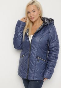 Born2be - Niebieska Pikowana Kurtka z Kapturem i Podszewką w Panterkę Felandre. Okazja: na co dzień, na spacer. Typ kołnierza: kaptur. Kolekcja: plus size. Kolor: niebieski. Materiał: jeans. Wzór: motyw zwierzęcy. Styl: klasyczny, casual