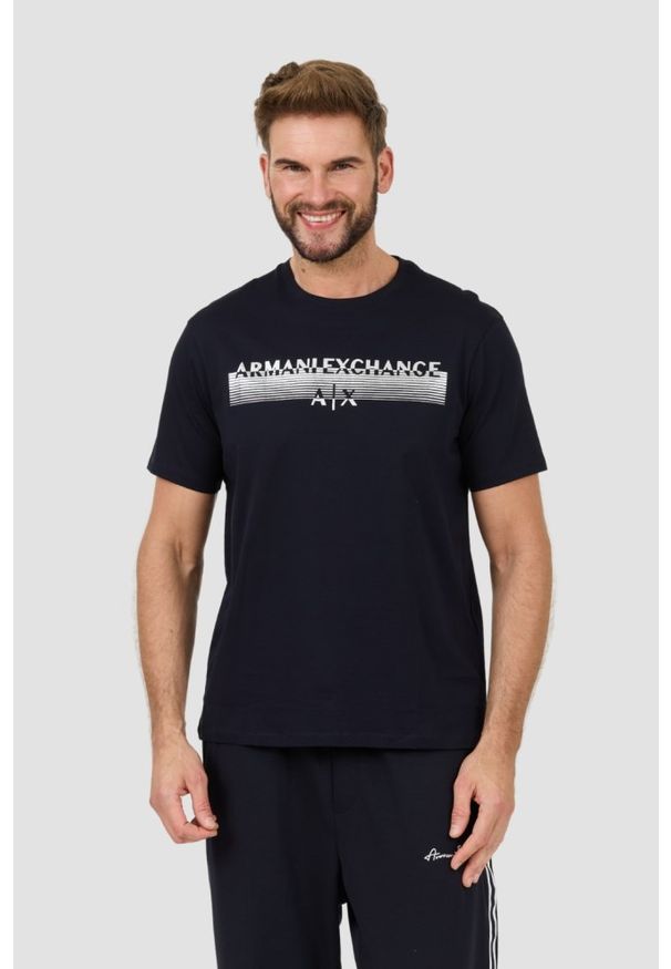 Armani Exchange - ARMANI EXCHANGE Granatowy męski t-shirt ze srebrnym logo, Rozmiar XXL. Kolor: niebieski