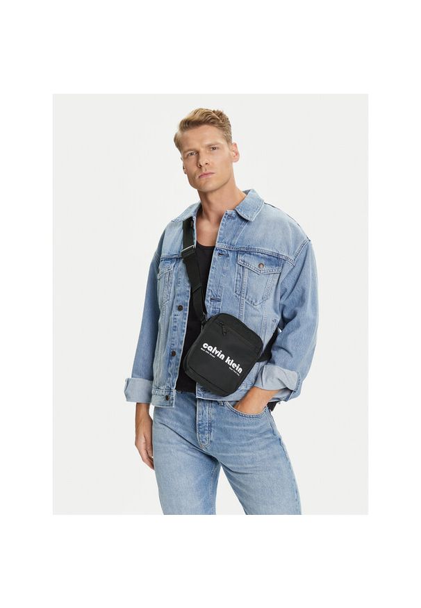 Saszetka Calvin Klein. Kolor: czarny