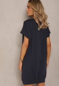 Renee - Granatowa T-shirtowa Sukienka Pudełkowa z Elastycznej Bawełny Ellensa. Kolor: niebieski. Materiał: bawełna. Styl: wakacyjny. Długość: mini #5