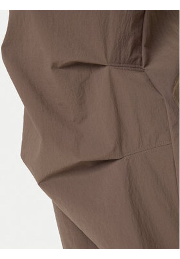 Adidas - adidas Spodnie materiałowe Premium Essentials Utility Parachute JW1087 Brązowy Loose Fit. Kolor: brązowy. Materiał: syntetyk