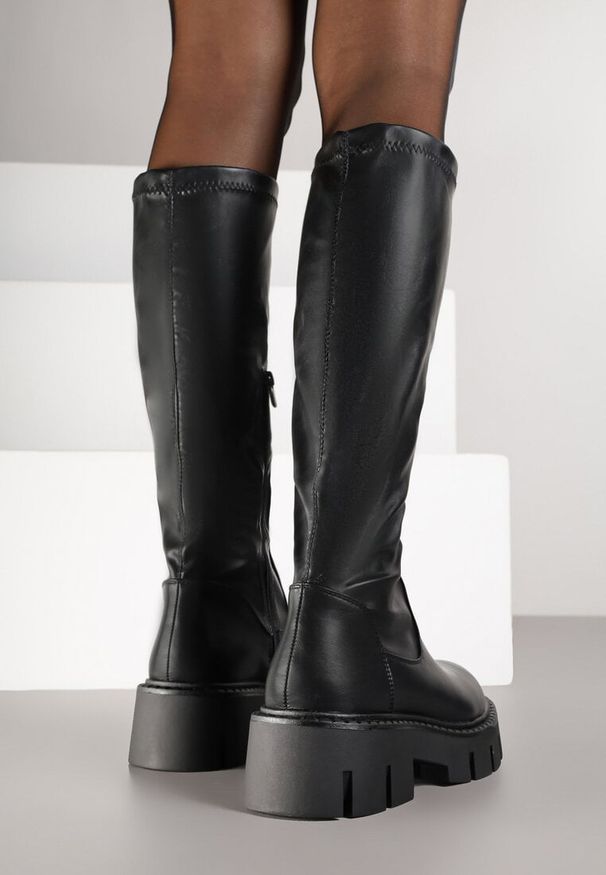 Renee - Czarne Kozaki Vices na Platformie w Stylu Grunge Endie. Okazja: na co dzień. Kolor: czarny. Materiał: jeans. Szerokość cholewki: normalna. Obcas: na platformie. Styl: casual