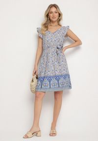 Born2be - Niebieska Wiskozowa Sukienka o Rozkloszowanym Kroju z Wiązanym Paskiem Sepona. Okazja: na co dzień. Typ kołnierza: dekolt w kształcie V. Kolor: niebieski. Materiał: wiskoza. Wzór: aplikacja. Styl: elegancki, casual #6