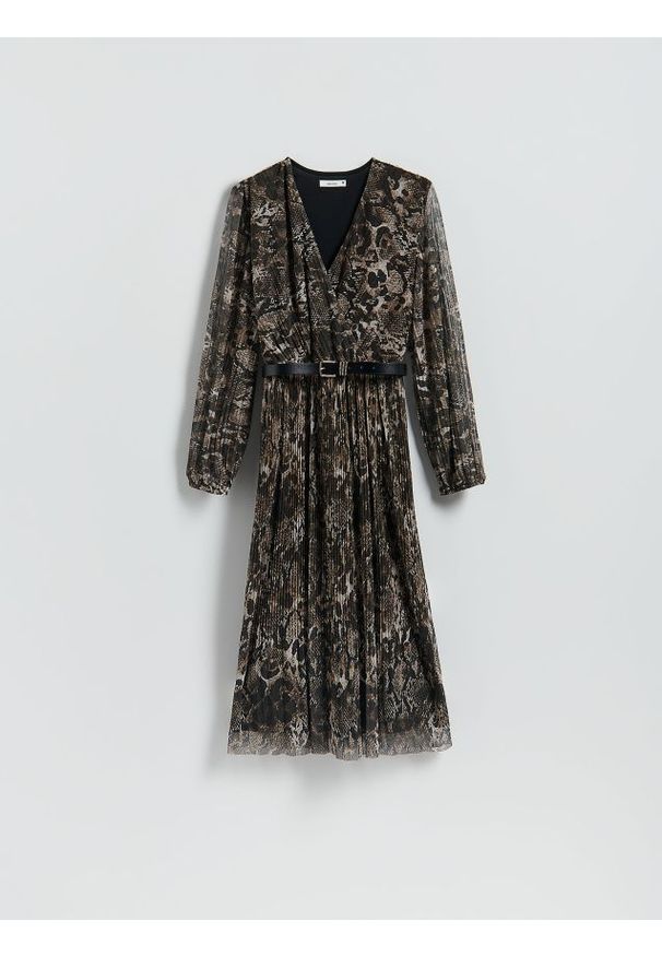 Reserved - Plisowana sukienka z paskiem - wielobarwny. Materiał: dzianina. Styl: klasyczny