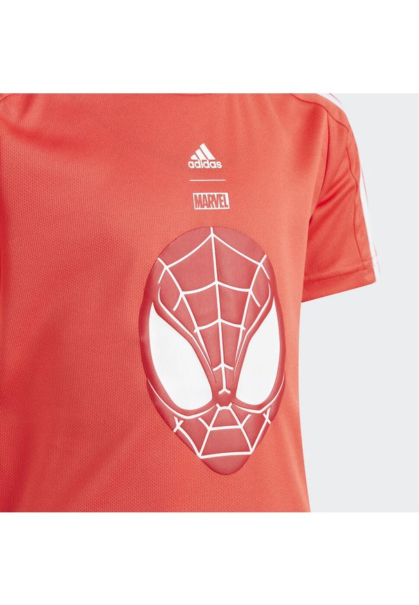 Adidas - Koszulka adidas x Marvel Spider-Man. Kolor: biały, czerwony, wielokolorowy. Materiał: materiał. Wzór: motyw z bajki
