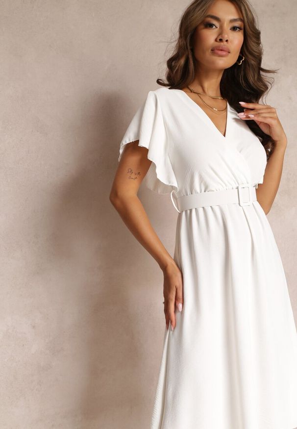 Renee - Biała Rozkloszowana Sukienka z Paskiem i Kopertowym Dekoltem Brinea. Typ kołnierza: kołnierz z falbankami. Kolor: biały. Typ sukienki: kopertowe. Styl: wakacyjny