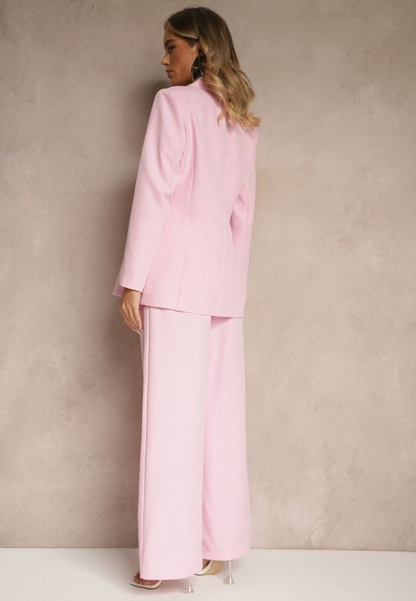 Renee - Jasnoróżowy Garnitur Spodnie i Marynarka z Usztywnionymi Ramionami Sonavienna. Kolor: różowy