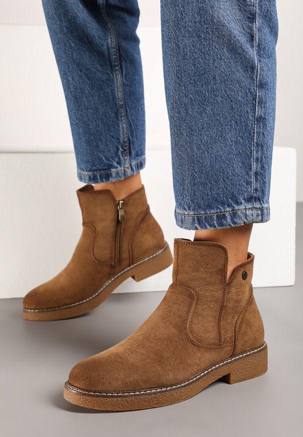 Renee - Brązowe Botki na Płaskiej Podeszwie z Ozdobnymi Przeszyciami Harirae. Okazja: na co dzień. Nosek buta: okrągły. Kolor: brązowy. Materiał: jeans. Obcas: na płaskiej podeszwie. Styl: klasyczny, casual, elegancki