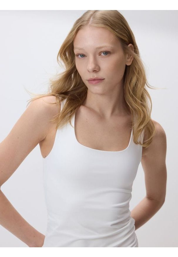 Reserved - Gładki top - biały. Kolor: biały. Materiał: dzianina. Wzór: gładki