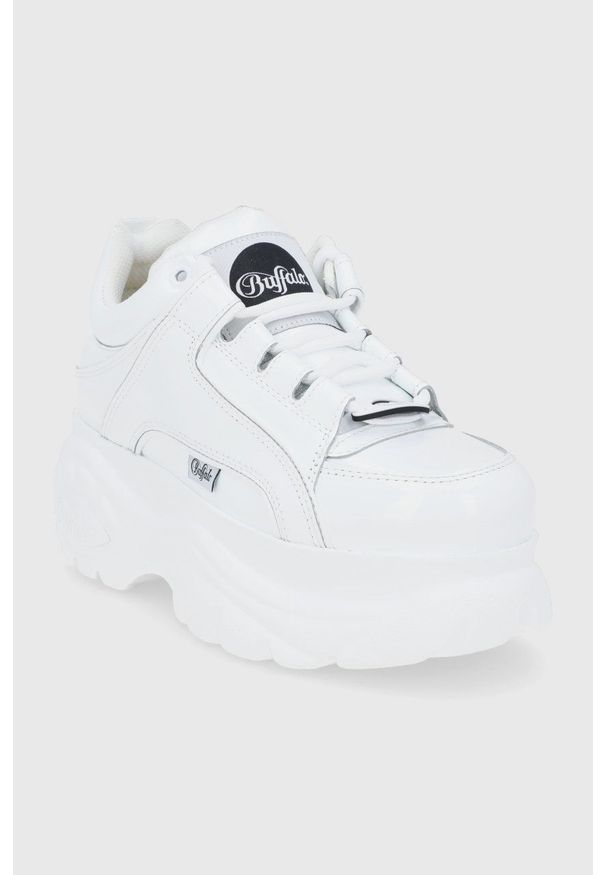 Buffalo Buty skórzane kolor biały na platformie. Nosek buta: okrągły. Zapięcie: sznurówki. Kolor: biały. Materiał: skóra. Obcas: na platformie