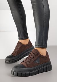 Born2be - Brązowe Sneakersy Vices na Grubej Podeszwie z Geometryczną Aplikacją Leanae. Okazja: na co dzień. Kolor: brązowy. Materiał: jeans. Szerokość cholewki: normalna. Wzór: aplikacja, geometria #6